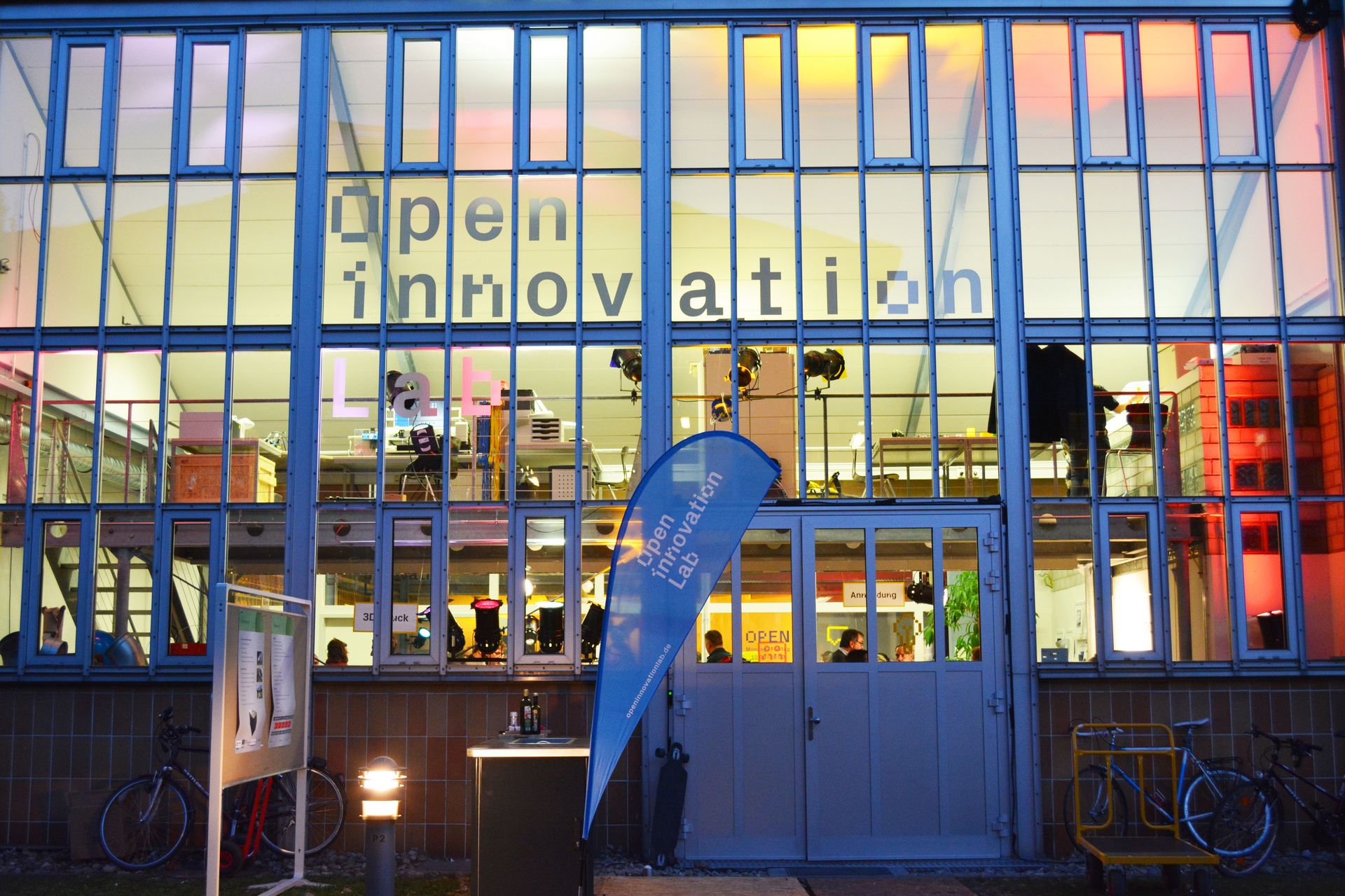 Der Eingang des Open Innovation Lab von außen fotografiert.