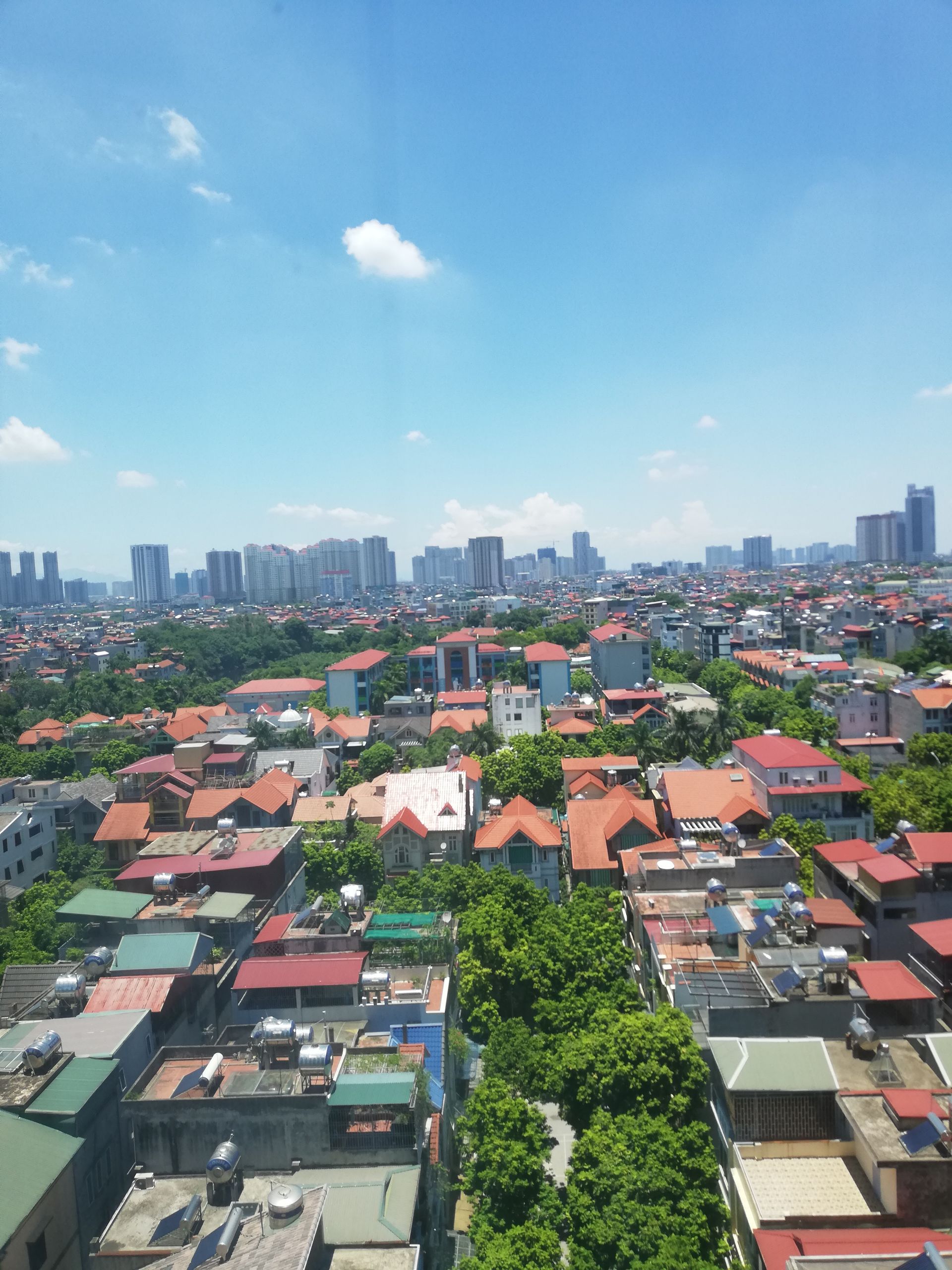 Blick aus einem Hotelfenster auf Hanoi.