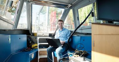 Doktorand Patrick Hoher im Forschungsboot Solgenia