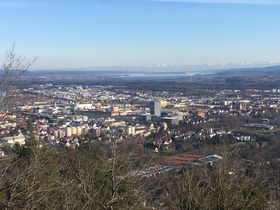 Blick aus der Vogelperspektive auf die Stadt Singen. 
