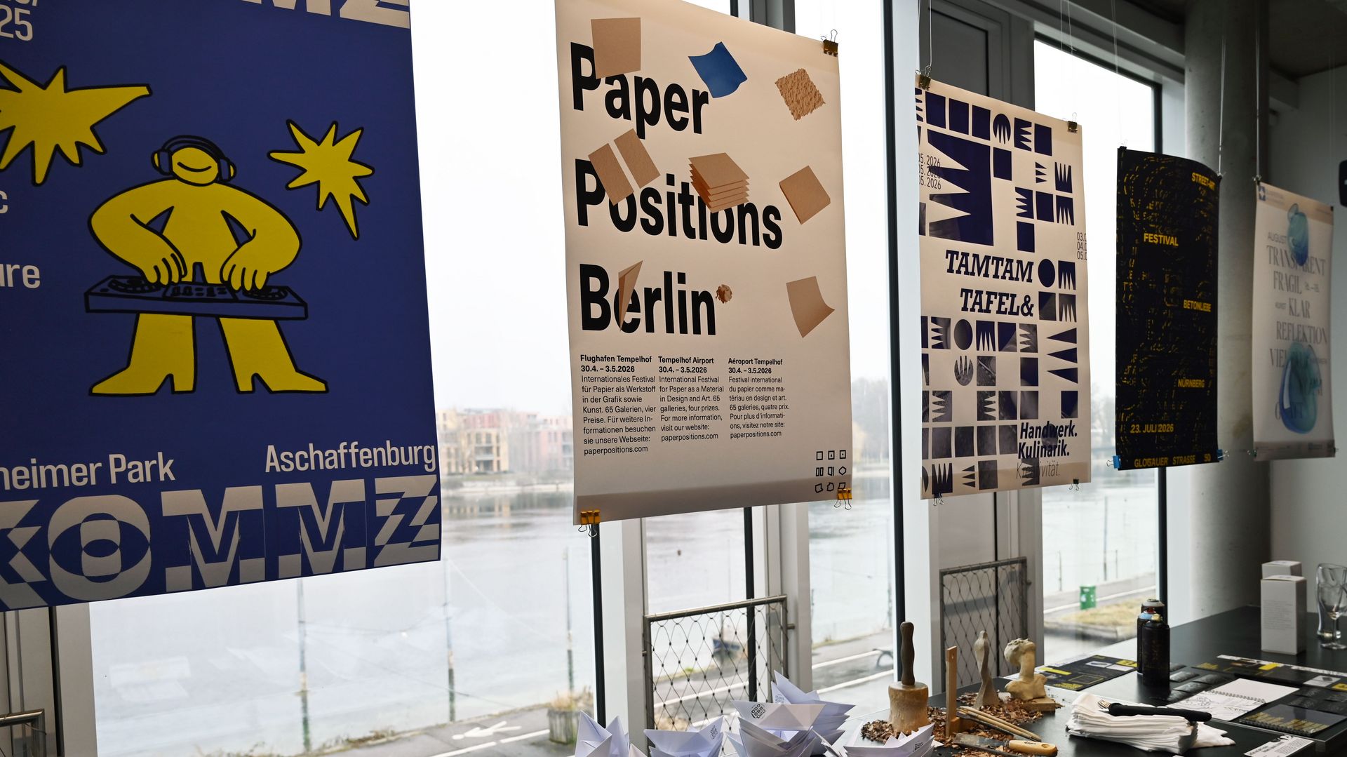 Zu sehen sind aufgehängte Plakate