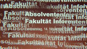 Text "Absolventenfeier Fakultät Informatik " der gedoppelt und ineinanderfließend eingeblendet wird, die Schriftfarbe ist weiß, der Hintergrund braun.