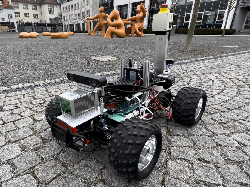 CaroBot im Maßstab 1:6, welcher mit Kamera und Lidar ausgestattet ist.