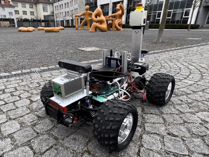 CaroBot im Maßstab 1:6, welcher mit Kamera und Lidar ausgestattet ist.