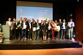 Das Bild zeigt ein großes Gruppenfoto aller Preisträger und Redner des Abends