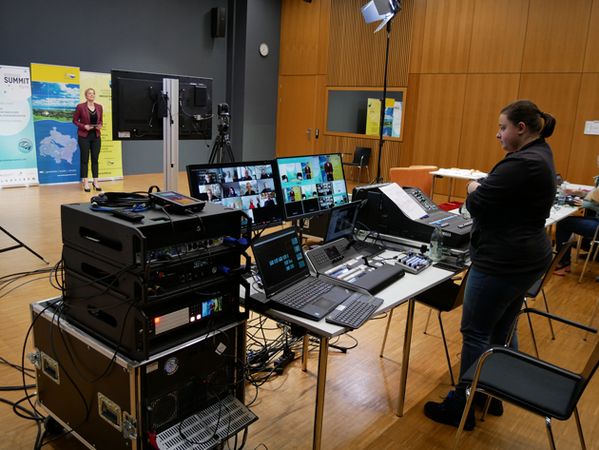 Blick in das Studio mit Kamera auf die Moderatorin Alissa Stein gerichtet