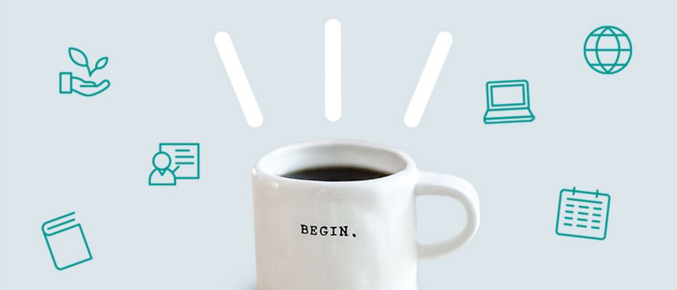 Ein weißer Kaffeepott steht vor einem grauen Hintergrund. Auf dem Pott steht "Begin"
