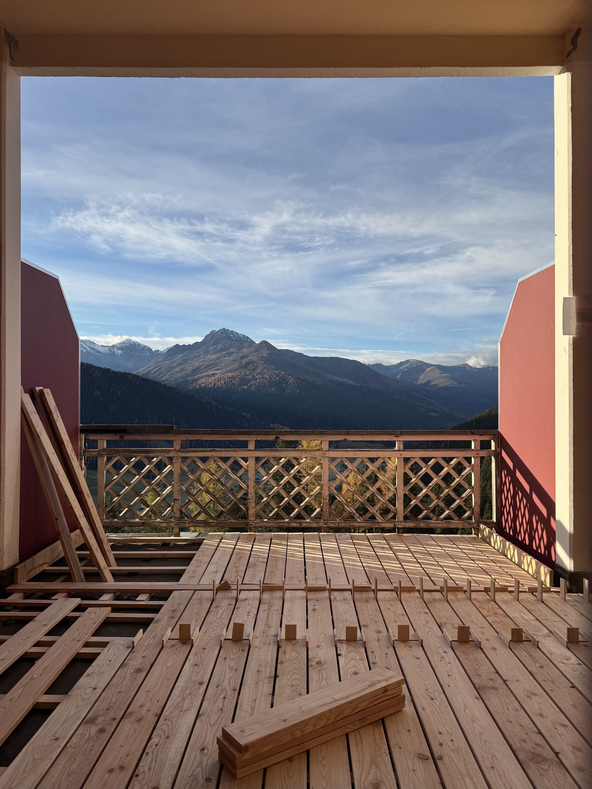 Blick auf eine Terrasse der Schatzalp, welche neue Terrassendielen erhält.