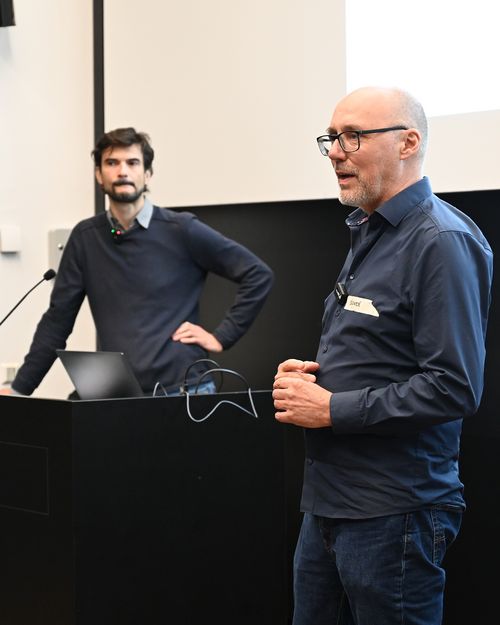 Prof. Oliver Fritz hält eine Präsentation.