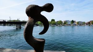 Skulptur mit Rheinblick