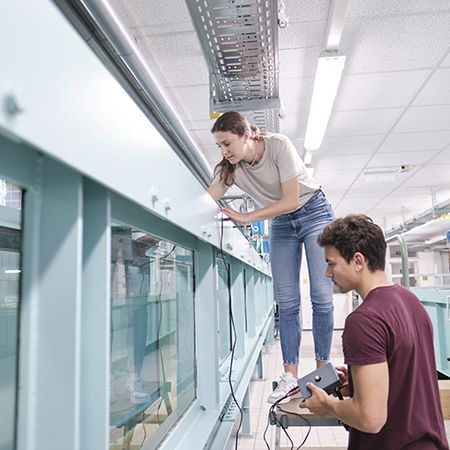 Studierende im Wasserbaulabor