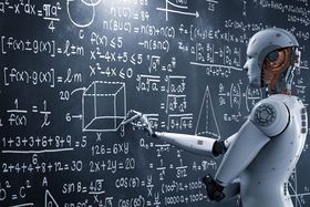 Ein humanoider Roboter schreibt an eine Tafel voller Formeln.