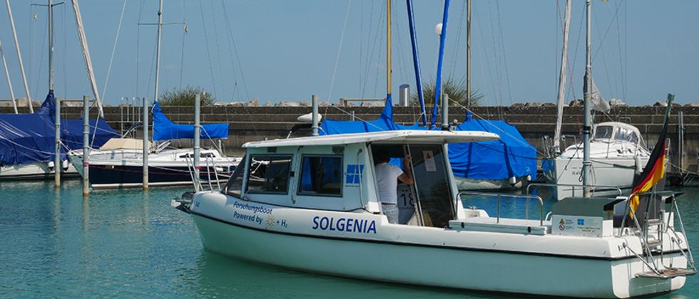 Das Methanolschiff, Solgenia, der HTWG schwimmt im Hafen. Dahinter sind weitere Boote vertäut.