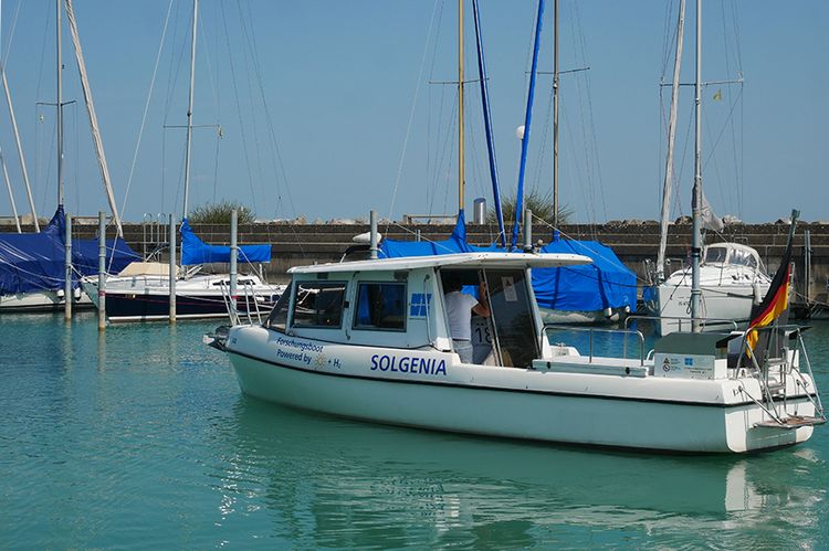 Das Methanolschiff, Solgenia, der HTWG schwimmt im Hafen. Dahinter sind weitere Boote vertäut.