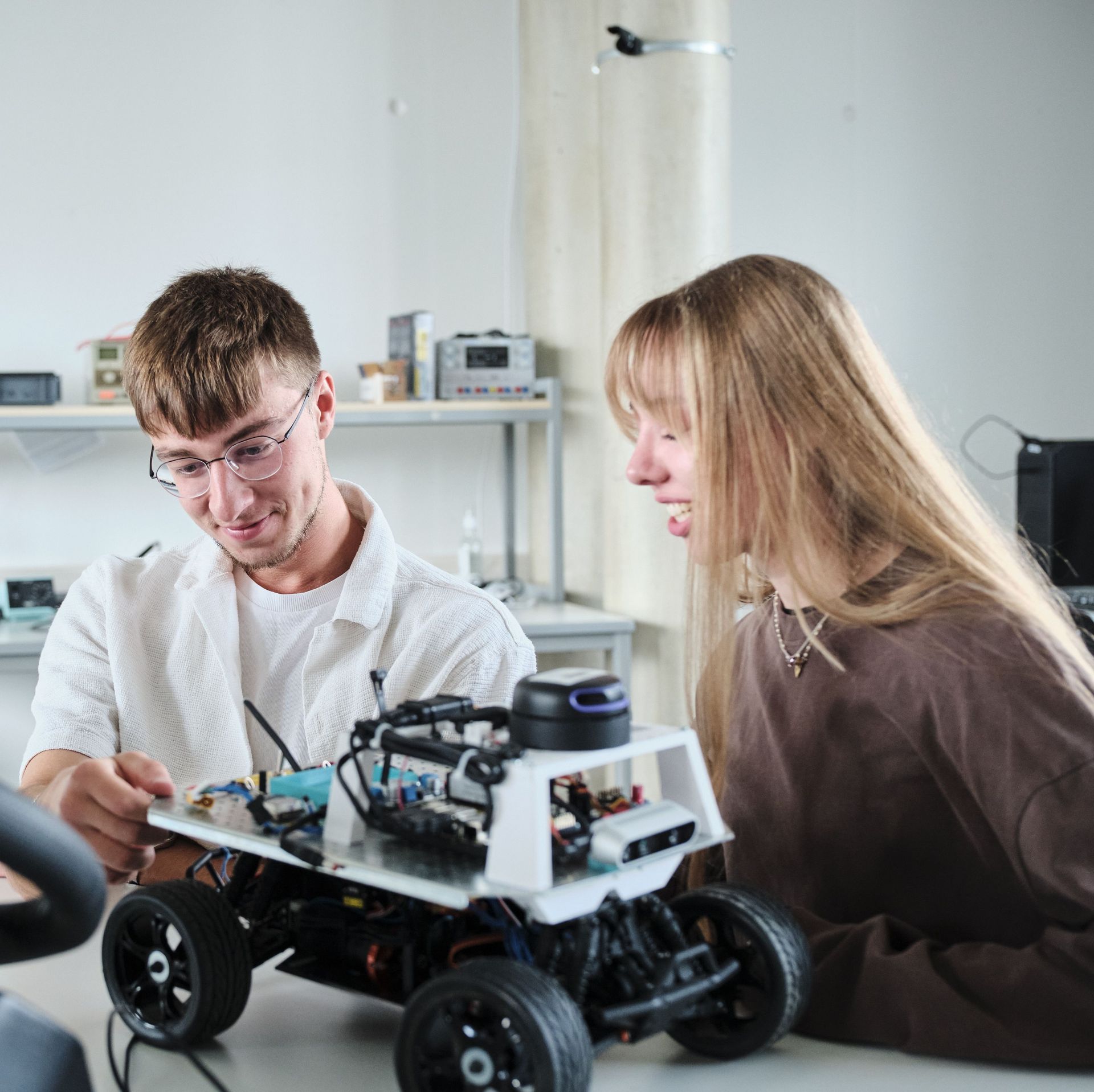 Studierende arbeiten an einem Automodell