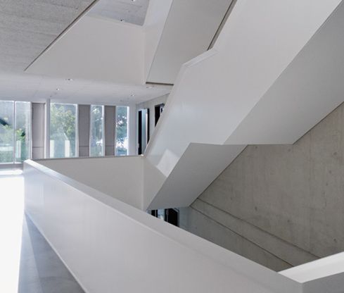 Gebäude L der HTWG Konstanz: Architektonische Innenaufnahme des Treppenhauses