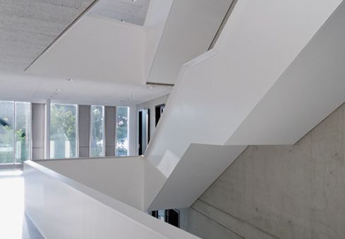 Gebäude L der HTWG Konstanz: Architektonische Innenaufnahme des Treppenhauses