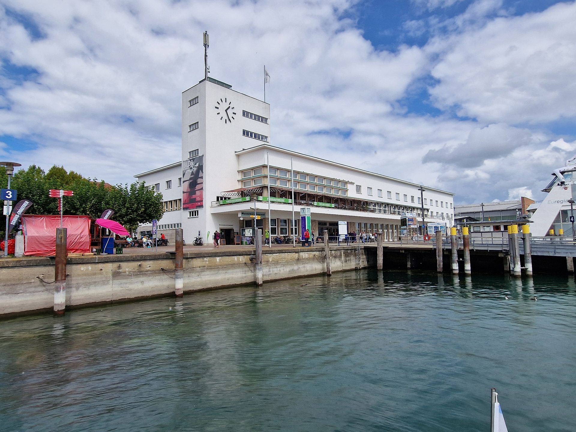 Sicht vom Boot aus, auf das Zeppelin-Museum in Friedrichshafen.