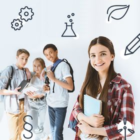 4 Jugendliche freuen sich und schauen neugierig in die Kamera