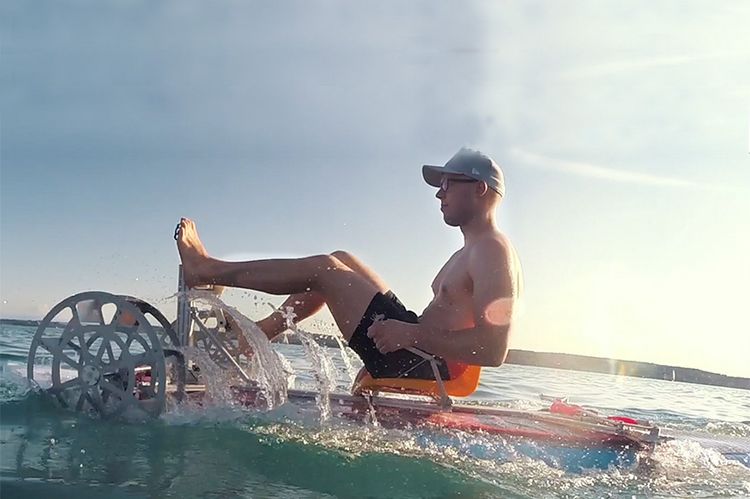 Ein Mann fährt in einem selbstgebauten Tretboot über den Bodensee. 