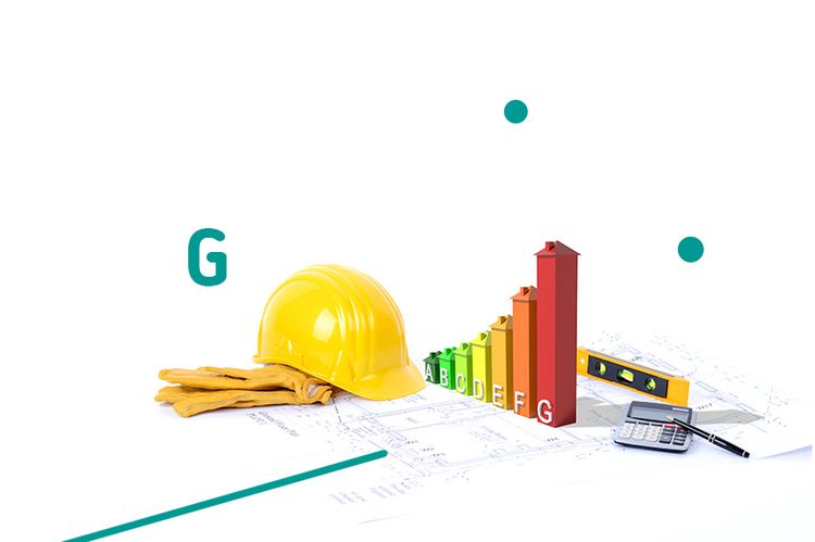 Zu sehen ist vor weißem Hintergrund ein gelber Bauhelm, Pläne und Messtäbe. Darüber ist eine Illustration der Farbpalette gelegt, die bei Elektrogeräten den Energieverbrauch beschreibt.