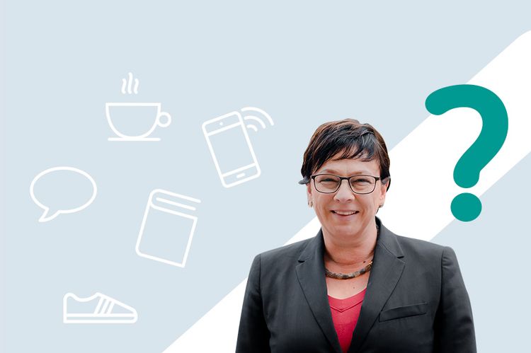 Rechts im Bild ist der Oberkörper von Prof. Dr. Sabine Rein zu sehen. Auf dem grauen Hintergrund sind in weißen Linien Illustrationen von einem Smartphone, einer Kaffeetasse, einer Sprechblase, einem Turnschuh und einem Buch zu sehen.