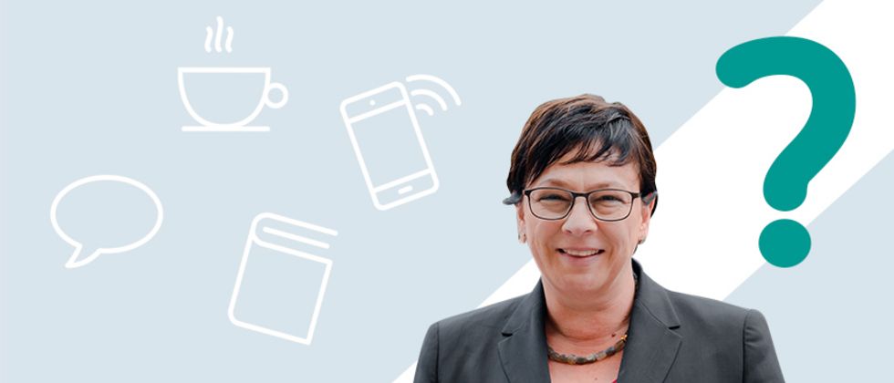 Rechts im Bild ist der Oberkörper von Prof. Dr. Sabine Rein zu sehen. Auf dem grauen Hintergrund sind in weißen Linien Illustrationen von einem Smartphone, einer Kaffeetasse, einer Sprechblase, einem Turnschuh und einem Buch zu sehen.