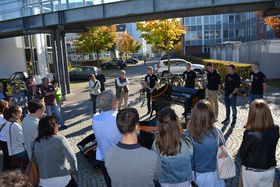 Eine Gruppe Menschen steht im Kreis um das Rennauto des Bodensee Racing Teams auf dem Campus der HTWG.