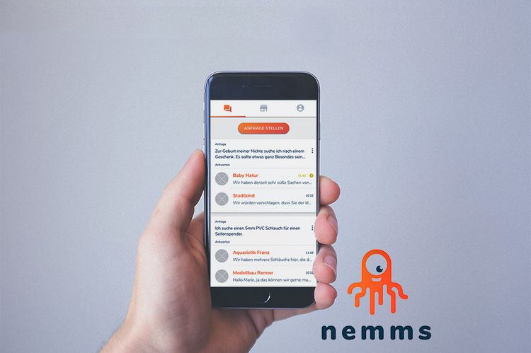 Eine Hand hält ein Smartphone ins Bild, auf dem die App nemms geöffnet ist.