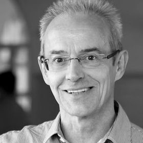 Das Bild zeigt ein schwarz-weiß Porträt von Prof. Raimund Blödt 
