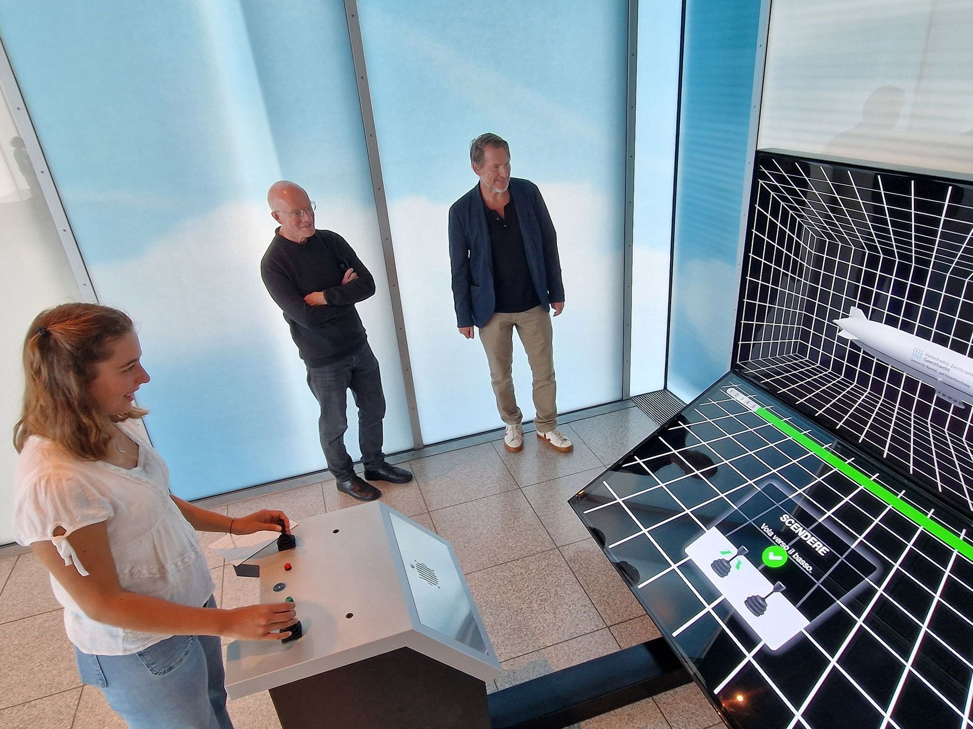 Studentin in interaktiver Ausstellung im Zeppelin-Museum Friedrichshafen