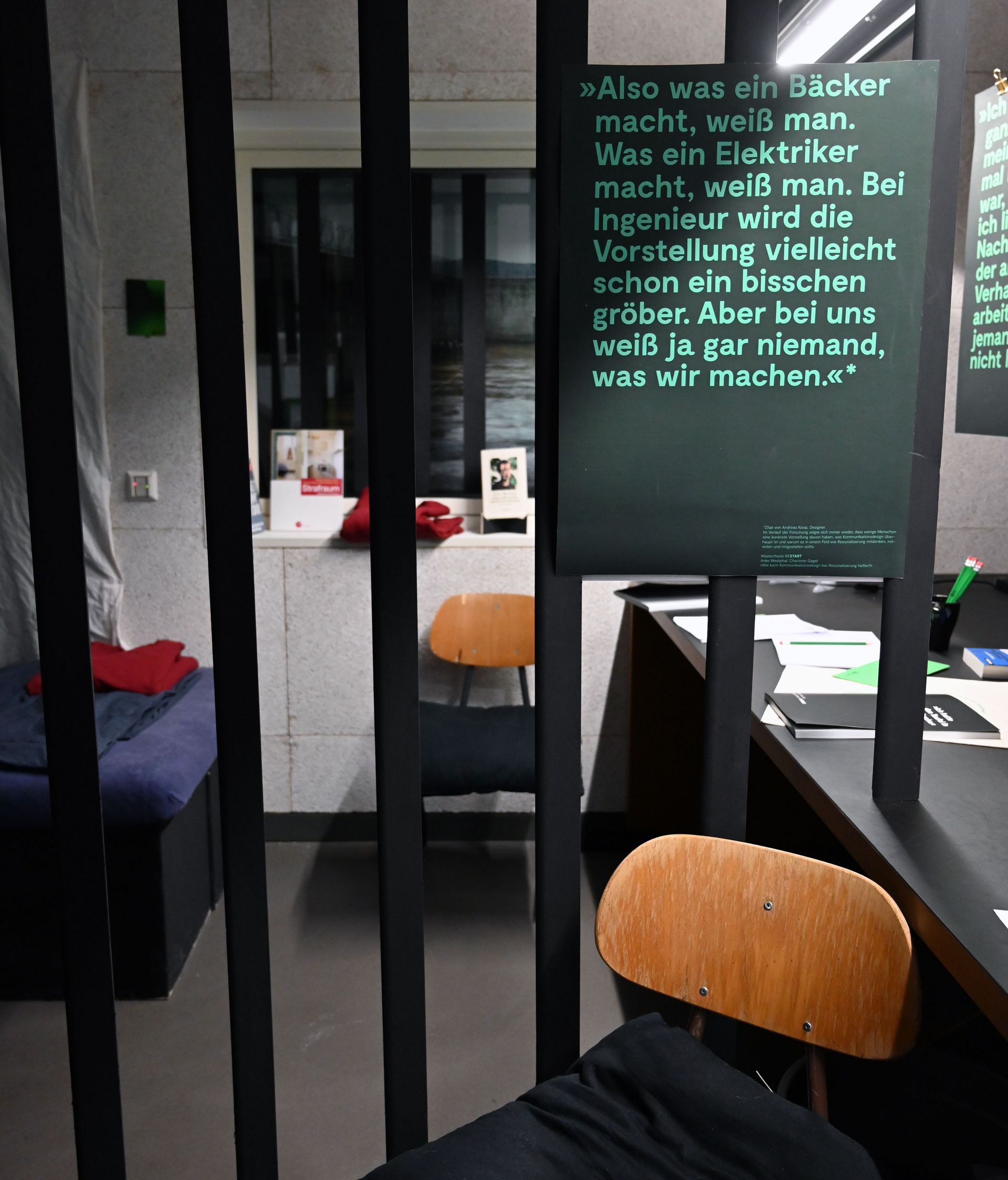 Fotografie aus der Werkschau; nachgebaute Gefängniszelle