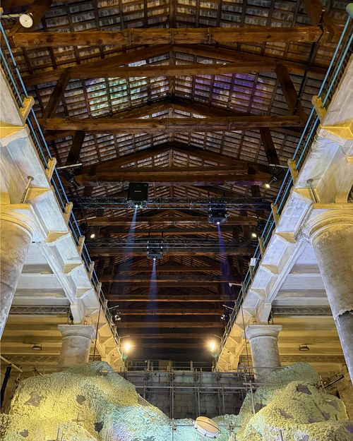 Untersicht der Arsenale in der Hauptausstellung.