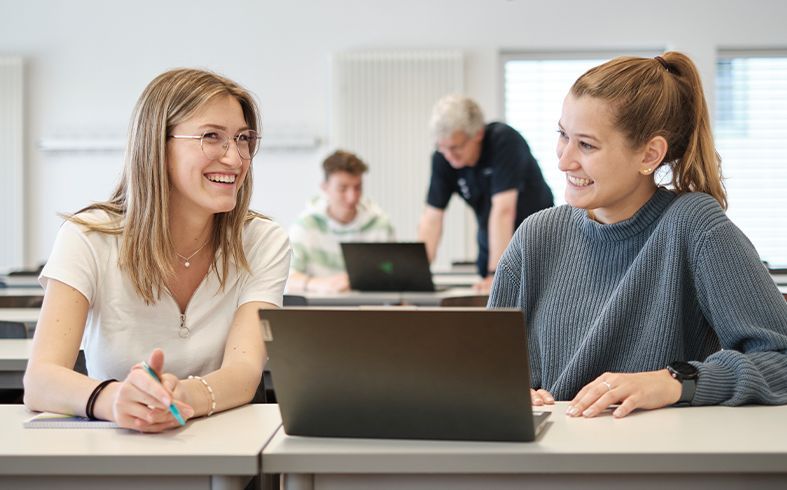 Szene einer Vorlesung mit mehreren Studierenden
