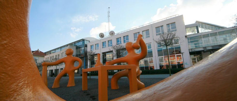 Orangefarbene Figuren auf dem Hof der HTWG. Sie stellen Wissenschaftler dar. 