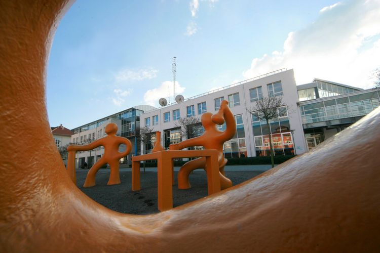 Orangefarbene Figuren auf dem Hof der HTWG. Sie stellen Wissenschaftler dar. 