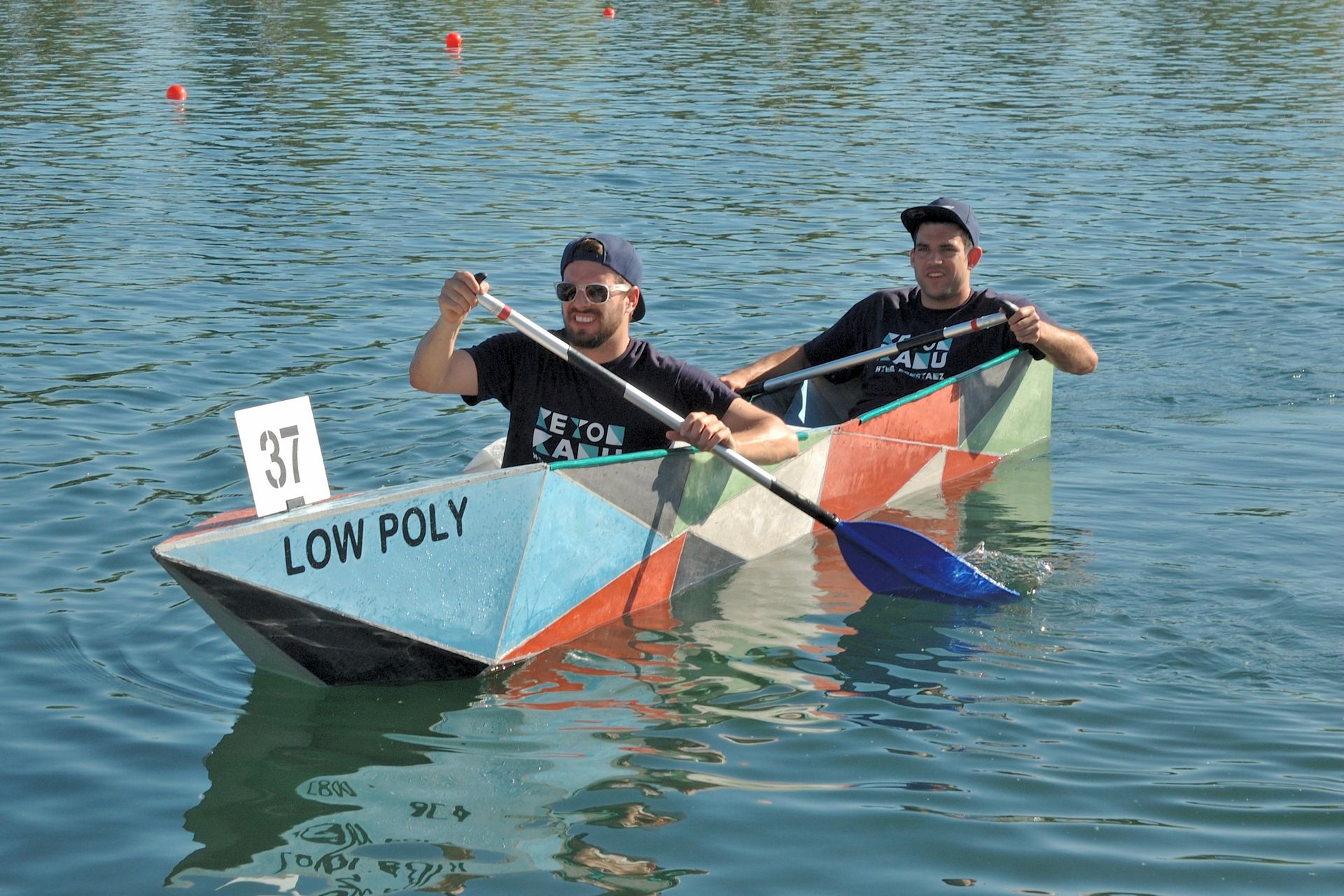 Herrenmannschaft der HTWG Konstanz im Kanu 'Low Poly' auf dem Fühlinger See