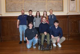 zweireihiges Gruppenfoto mit den drei Siegerteams des Bundesfinales.