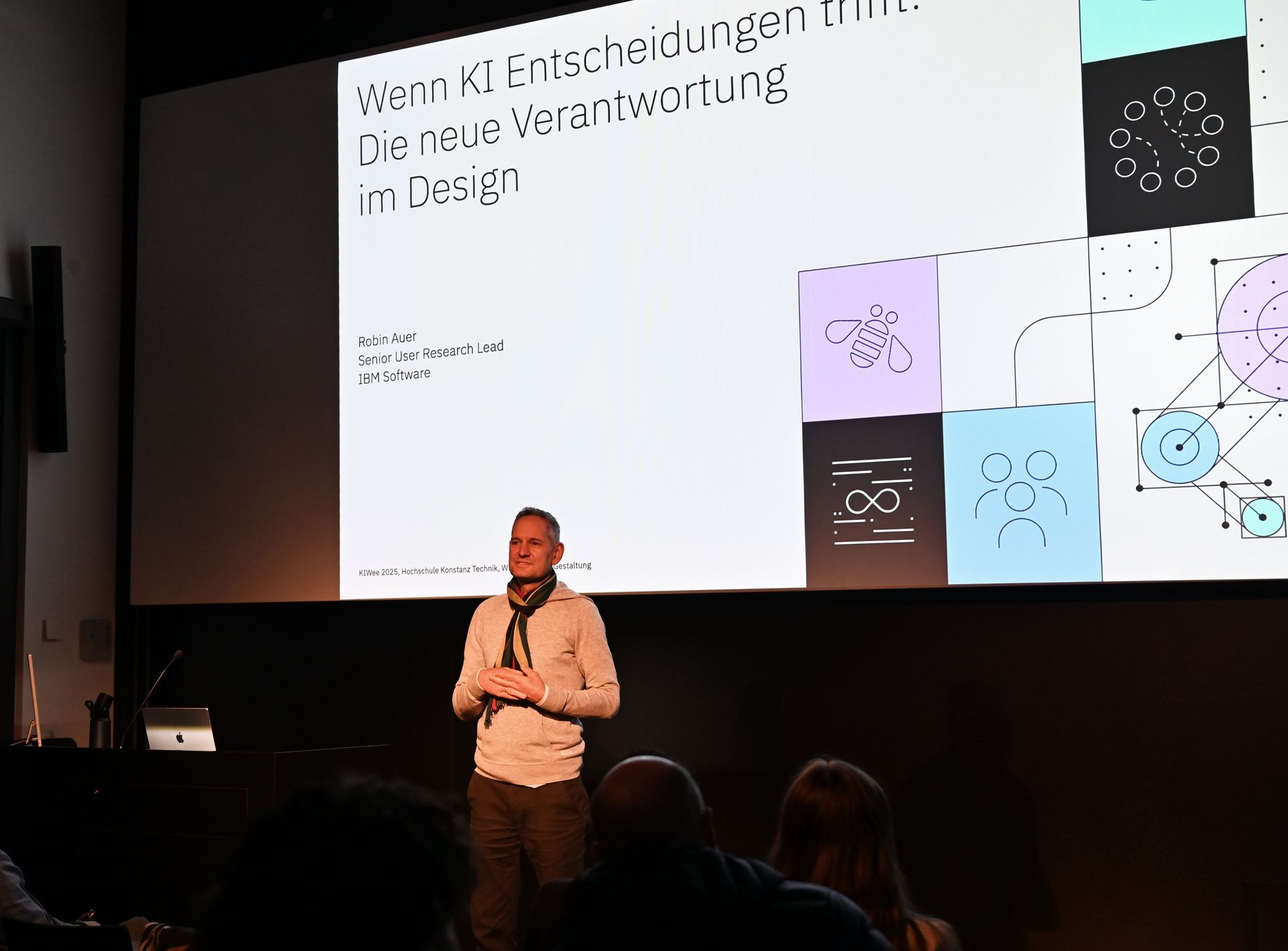 Prof. Jo Wickert bei der Ankündigung eines Referenten