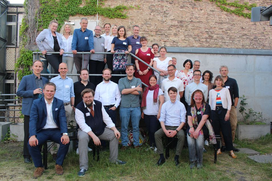 Gruppenfoto der Programmteilnehemer*innen vor einem Backsteingebäude