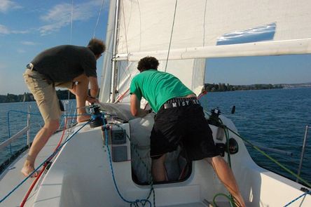 Zwei Personen auf einem Segelboot