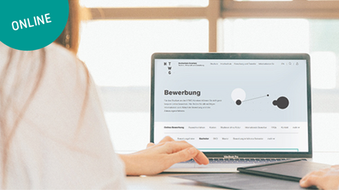 Eine Schülerin betrachtet die HTWG Website auf ihrem Laptop