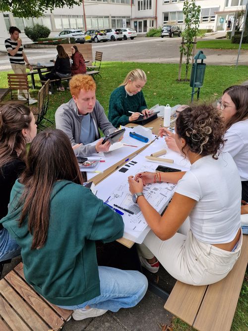 Eine Gruppe Studierende beim arbeiten in der Gruppe.
