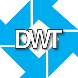 Logo DWT in weißen Buchstaben vor blauen Pfeilen.