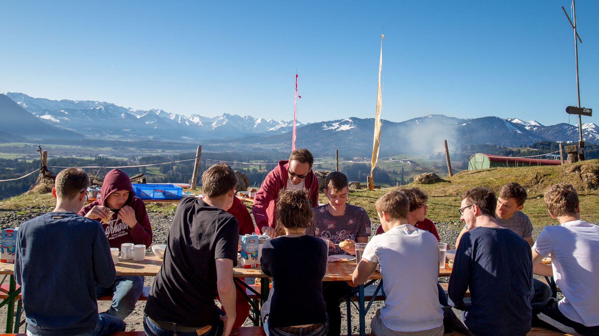 Frühstück vor der Hütte der Erstis mit Blick auf die Berge