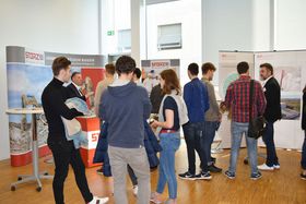 Studierende im Gespräch auf der Firmenmesse 2019