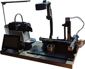 Das Bild zeigt eine technische Konstruktion, die Wecker und Kaffeemaschine verbindet