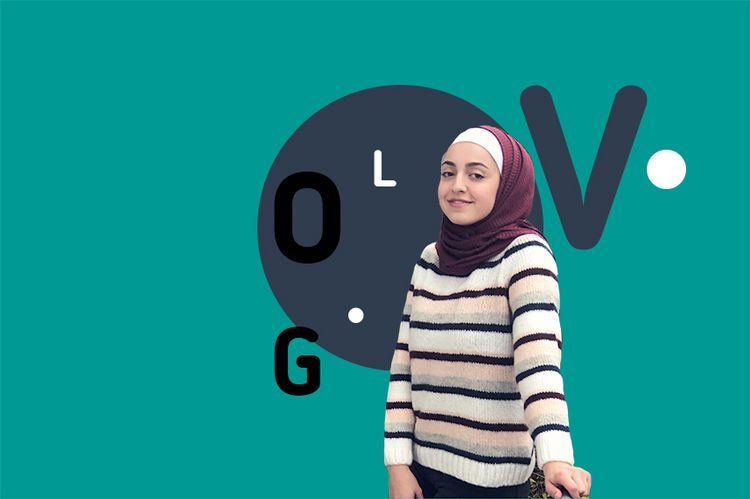 Ein Portrait der Ersti-Vloggerin Mysam Haj Ali vor hellblauem Hintergrund, auf dem die Buchstaben V, L, O und G stehen