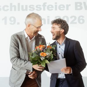 Prof. Dr. Andreas Bertsch gratuliert Alexander Hengeler zum Preis der Dr.-Volz-Steuerberatungsgesellschaft. Foto: Felix Stoffel.