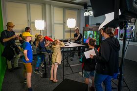 Mehrere Kinder und Erwachsene drehen eigene Videos im Studio